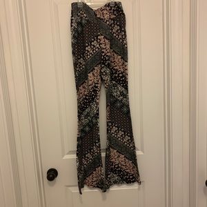 High rise flare pants! SIZE : L (runs small fits more like a M)stretchy material